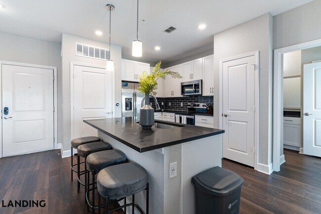 Building Photo - 918 Aventine Dr