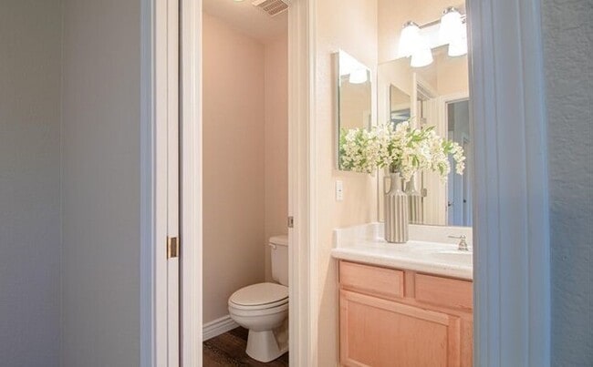Building Photo - Gorgeous 2/2.5 condo for rent in Scottsdale.
