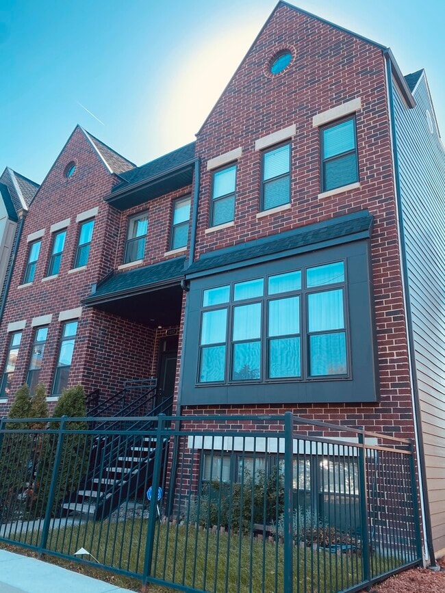 Primary Photo - 1015 E 43rd St
