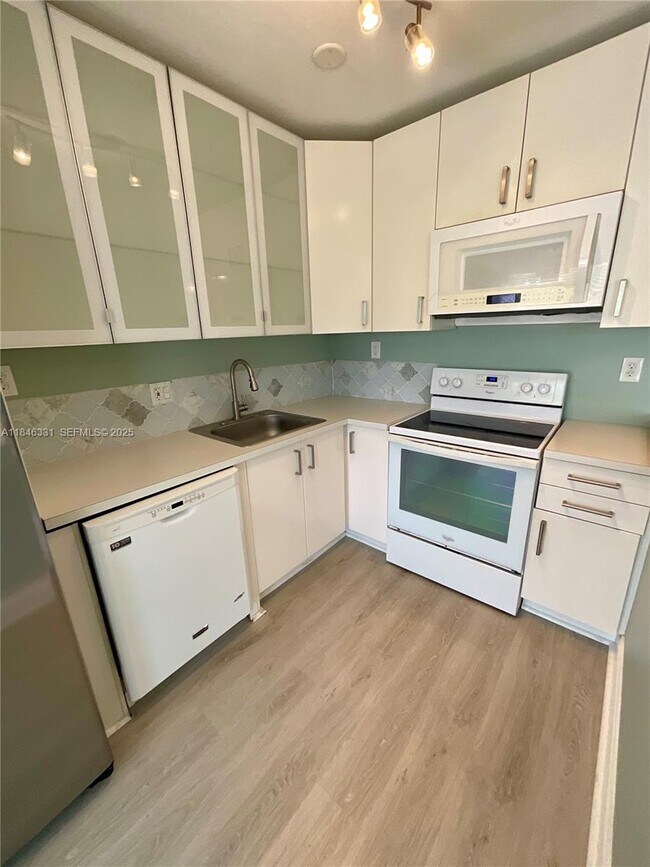 Building Photo - 2716 NE 30th Pl