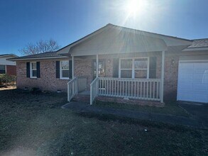 Building Photo - 3 Bedroom 1 Bath in Hope Mills