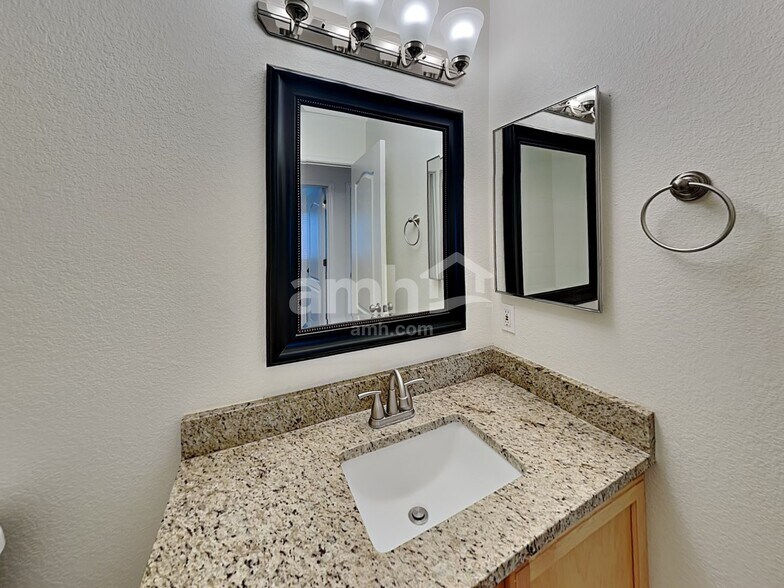 Building Photo - 7884 W Mural Hill Dr