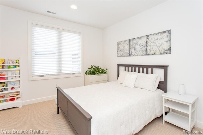 Building Photo - 25925 York Rd