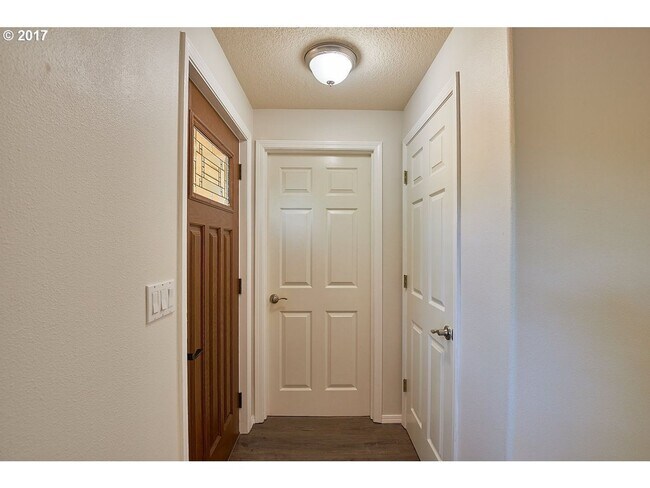 Building Photo - Lovely 3 Bed, 2 Bath Home in Dundee- Walking Distance to New Elementary School!