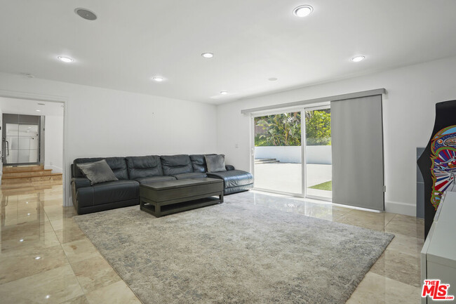 Building Photo - 16544 Park Ln Dr