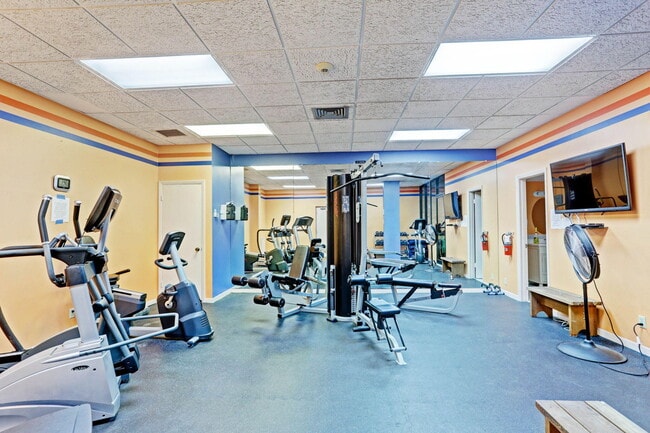 Building Photo - 336 Golfview Rd