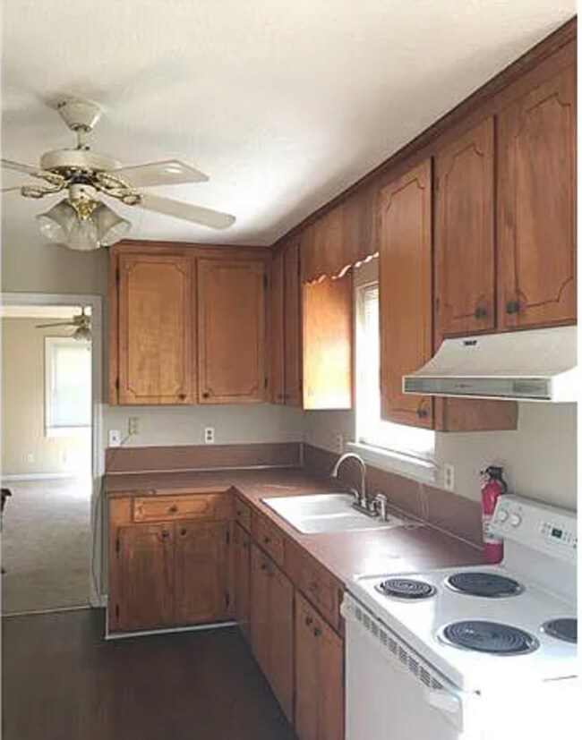 Building Photo - Charming, Spacious, renovated 2 Bedroom Units in a GREAT location!
