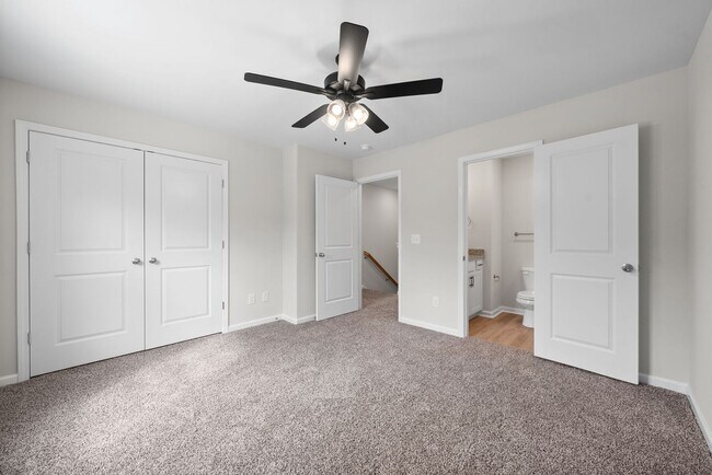 Building Photo - Close to downtown Clarksville! 2 Bed/2.5 Bath townhouse!