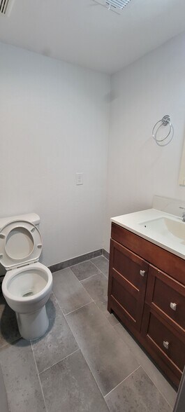 Building Photo - 7142 N Holiday Dr