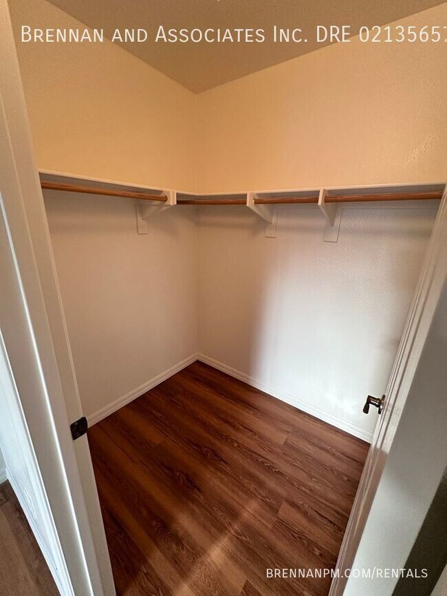 Building Photo - 3 bed, 2.5 bath Townhome, 2 Car Garage, Ea...