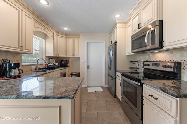 Building Photo - 116 Royal Palm Ave