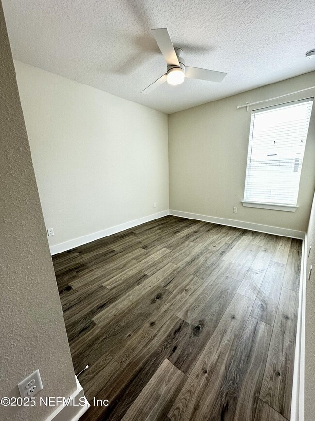 Building Photo - 405 Crestview Dr