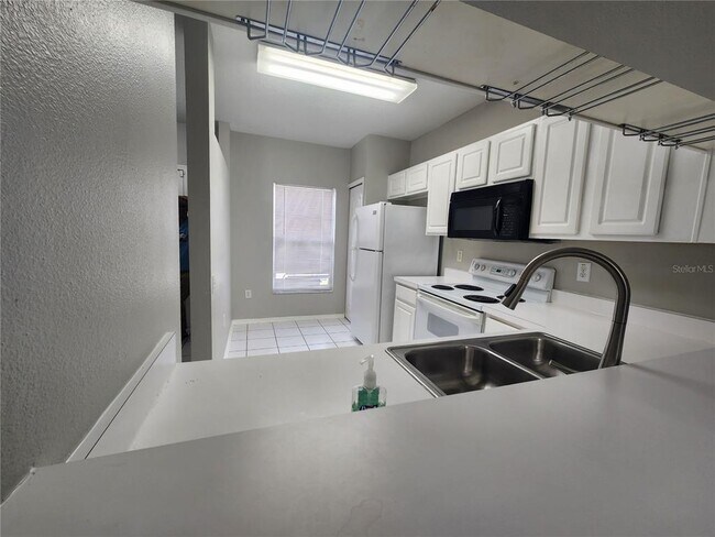 Building Photo - 2302 Lake Woodberry Cir