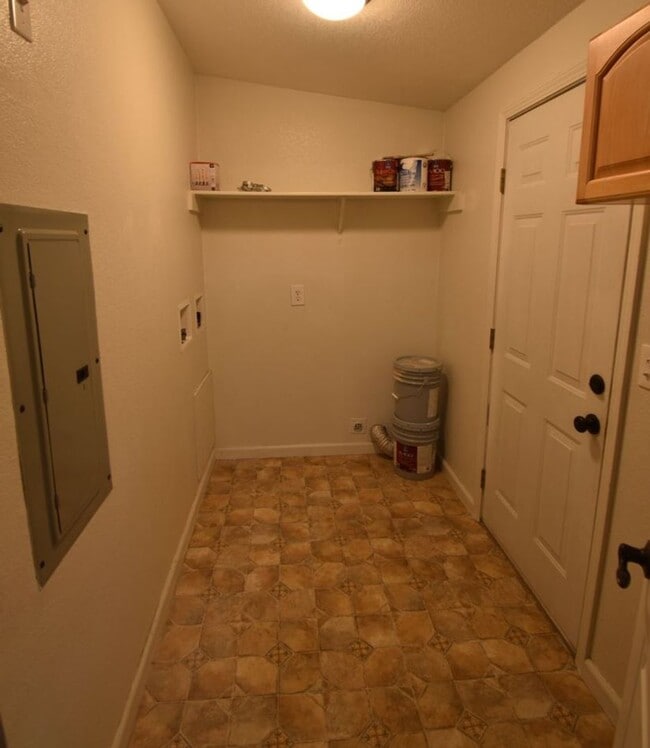 Building Photo - Application Pending - 3 Bedroom House For ...