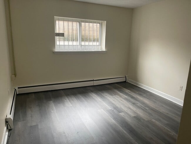Building Photo - FREE MONTH  PACKARS CORNER BU AREA  Modern 1 bed with Large LR and BR areas, HT and HW Inc NO FEE