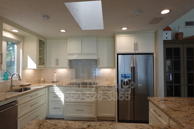 Building Photo - 444 Silver Lake N