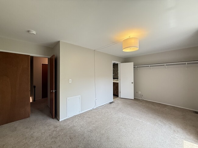 Building Photo - 3208 Bolgos Cir