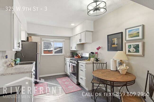 Building Photo - 325 W 9th St