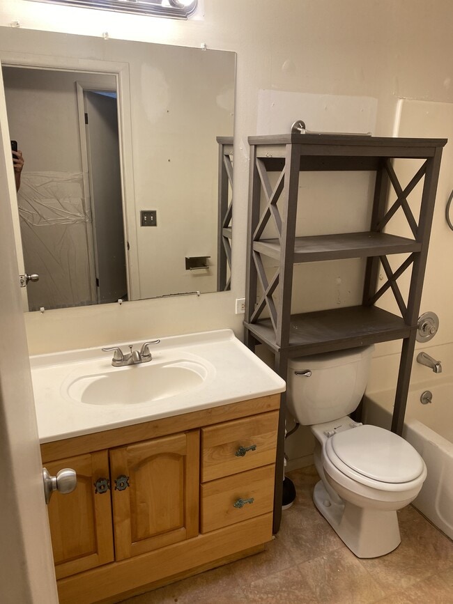 Building Photo - 819 E Hibiscus Ave