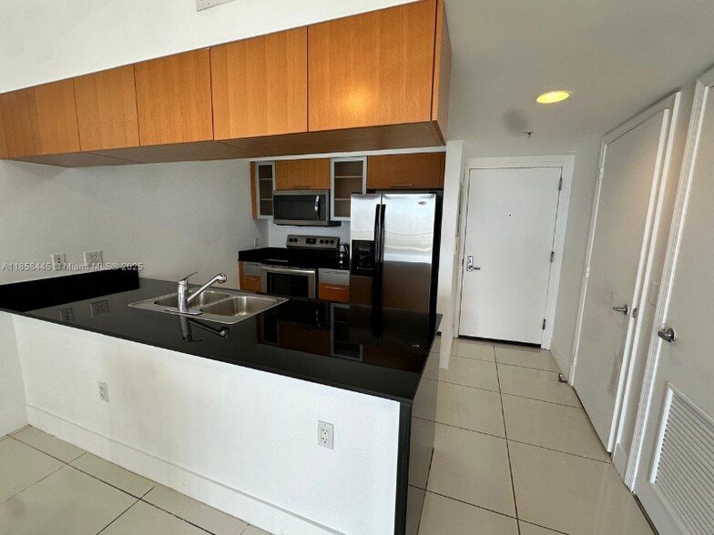 Building Photo - 1750 N Bayshore Dr