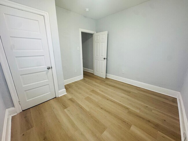 Building Photo - Remodeled 3bd/1 House with Rear yard!! SEC...