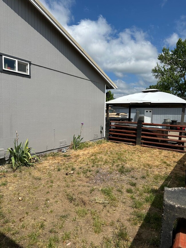 Building Photo - Solar power 3 bedroom 1 bath home with sho...