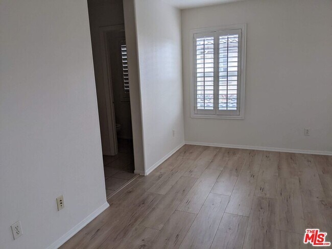 Building Photo - 720 S San Fernando Blvd