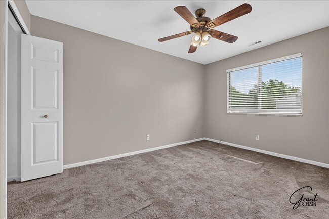 Building Photo - $1295 2 bedroom upper condo