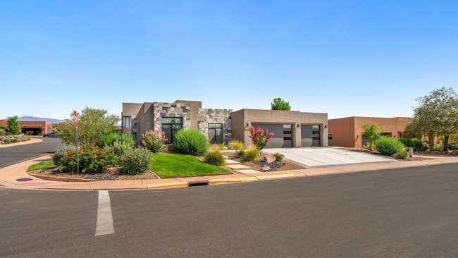 Primary Photo - Luxurous 4 Bedroom Golf Course Home