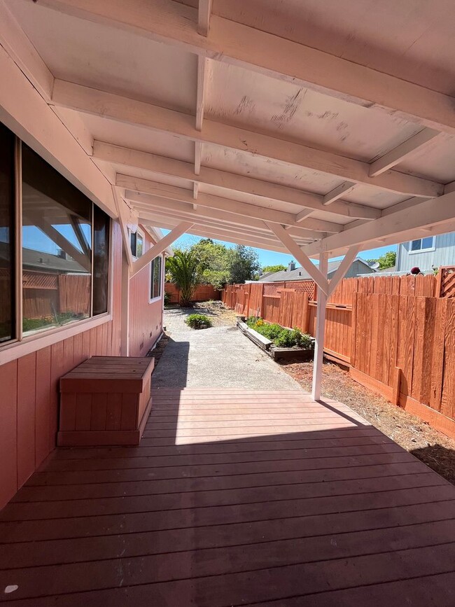 Building Photo - 2065 Banjo Dr