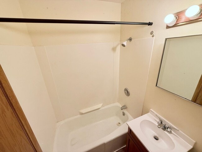 Building Photo - 0 Bed 1 Bath