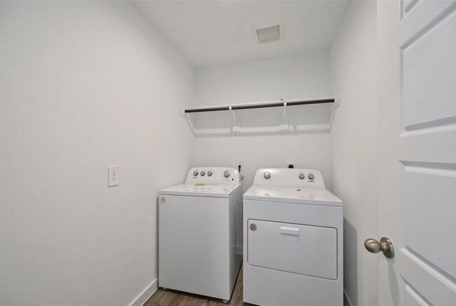 Building Photo - 1139 Hughes Crossing Dr