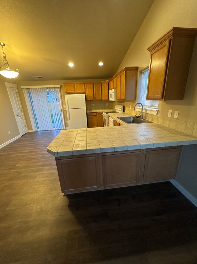 Building Photo - Single Level 3 Bedroom / 2 Bath Home in Albany ~ Don't Delay Apply Today!