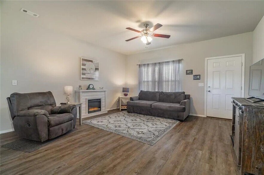 Building Photo - 636 Woodcreek Lp