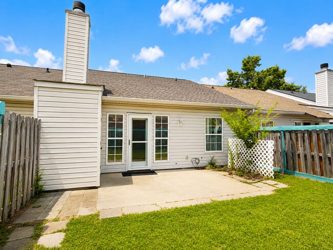 Building Photo - Updated 2 bed-2 bath townhome available NOW