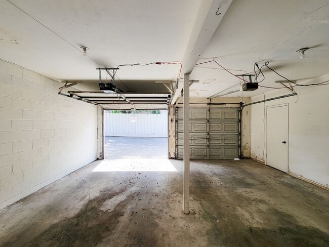 Building Photo - Stylish Townhouse in Prime Location – Walk...