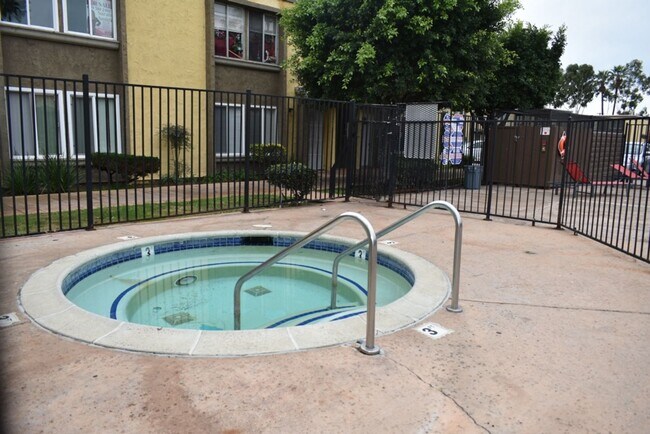 Building Photo - Modern 2 bed 1 Ba Unit, Private Patio and Community Pool (San Diego, 92105)