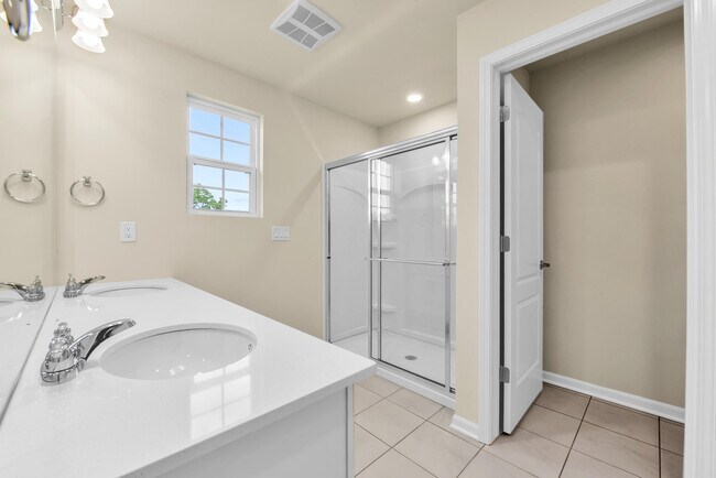 Building Photo - 104 Addison Cir