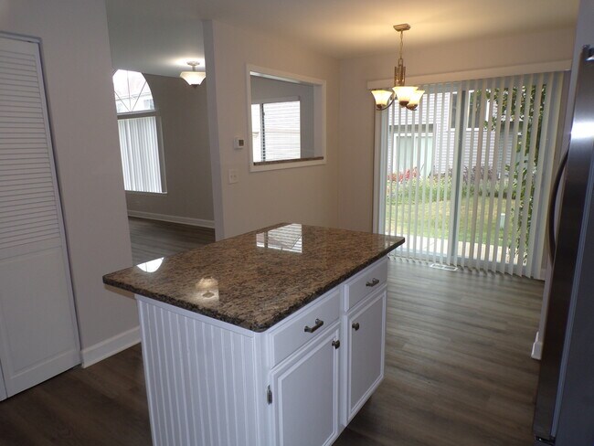 Building Photo - 13 Redbud Ct