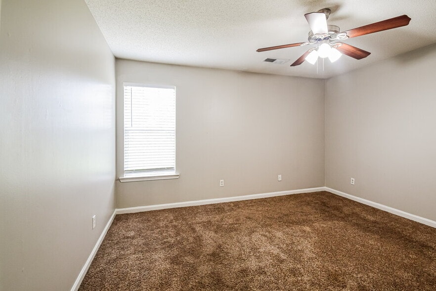 Building Photo - 4506 Shadow Hollow Dr