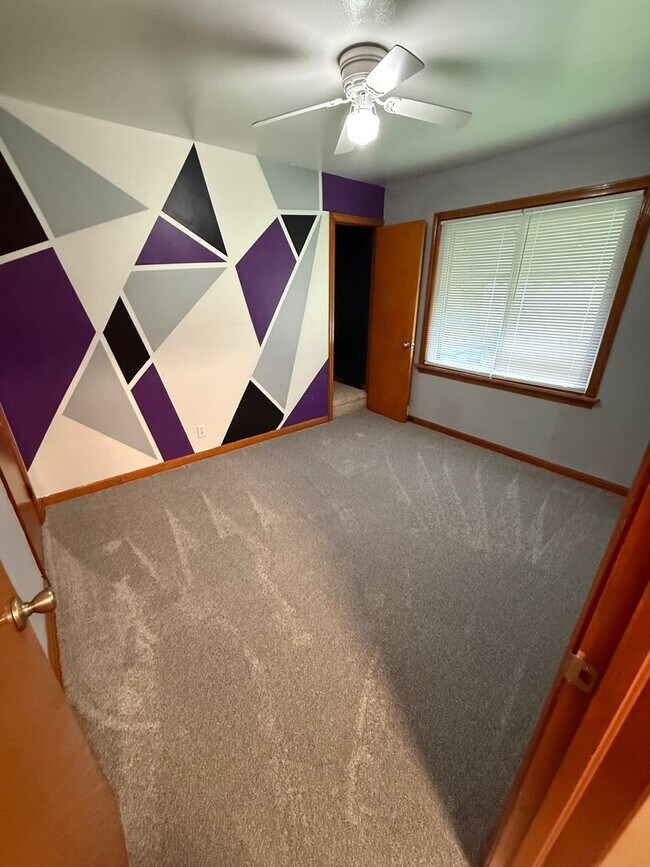 Building Photo - Struthers , 3 bedroom home with full basement and garage.