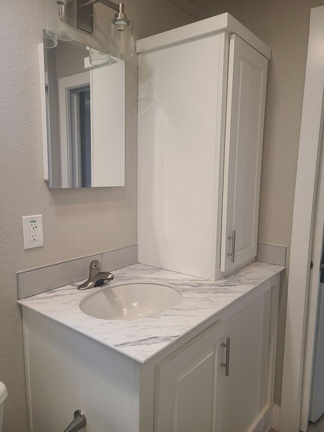 Building Photo - 55+ neighborhood. Light, bright, and move-in ready!