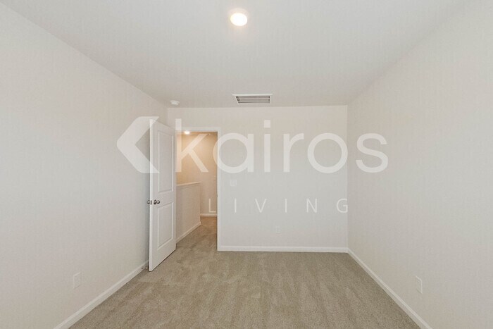 Building Photo - 2215 Banyon Cir