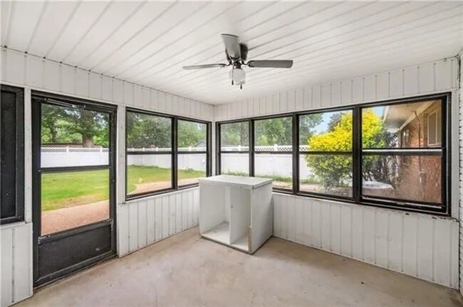 Building Photo - Single Family Residence