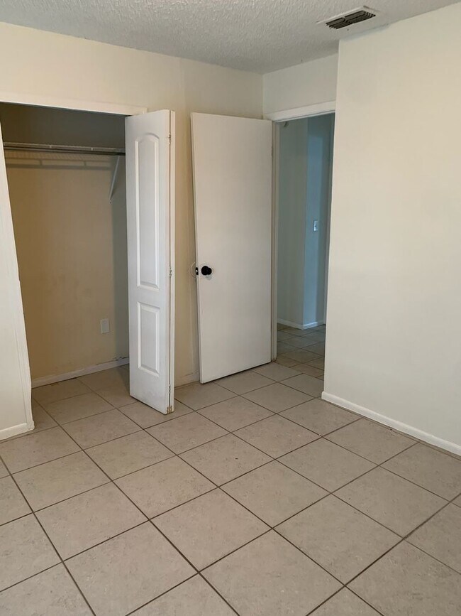 Building Photo - 1816 Bonneville Dr
