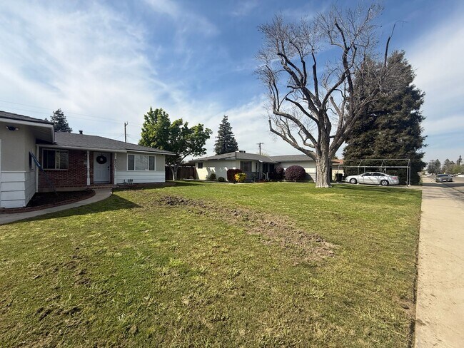 Building Photo - 3 bedrooms, 2-bathroom home with pool in Visalia, CA!