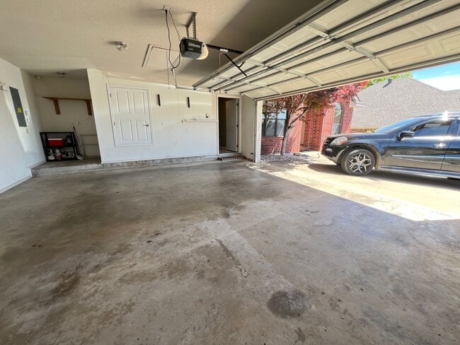 Building Photo - 3 Bed 2 Bath House Right down the road from Northridge Middle School.