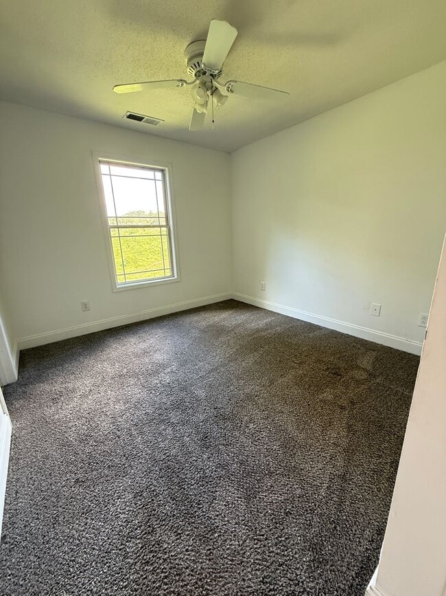 Building Photo - Spacious Two Bedroom Home