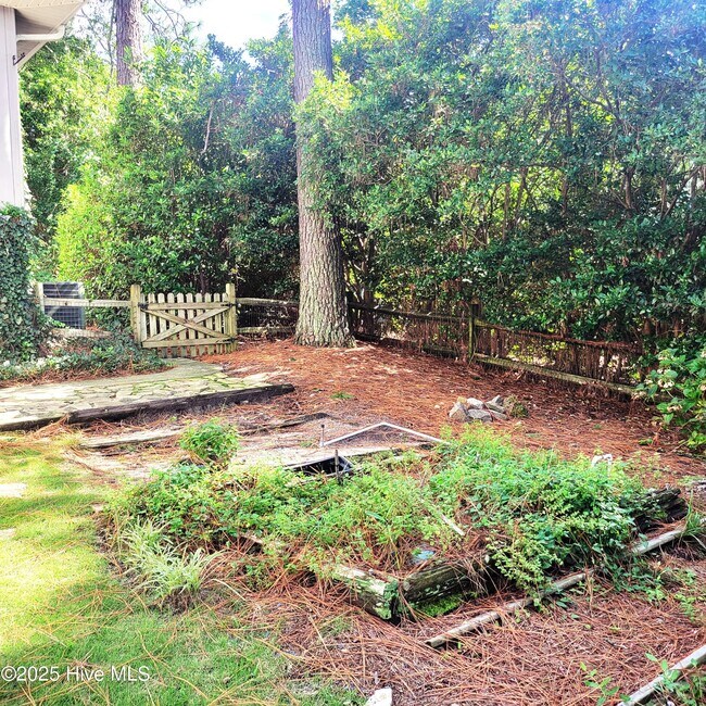 Building Photo - 62 Pine Ridge Dr