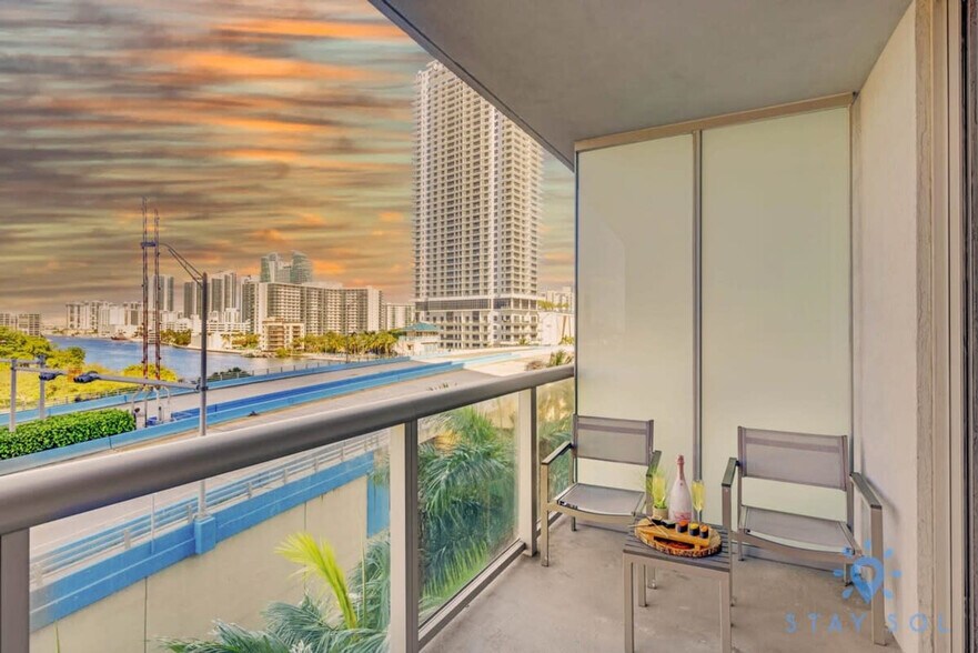 Building Photo - 2602 E Hallandale Beach Blvd